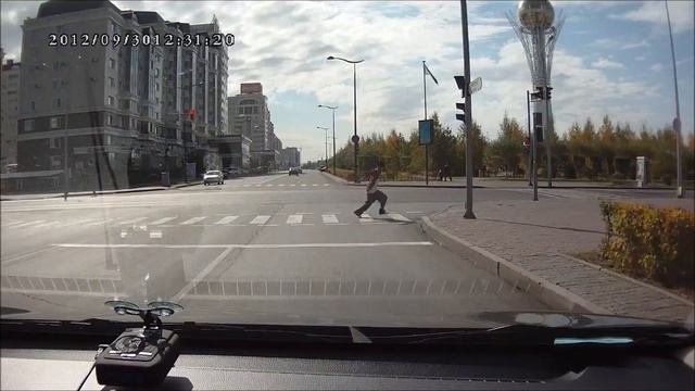 пешеход попрыгун эффектно закончил переходить дорогу смотреть онлайн