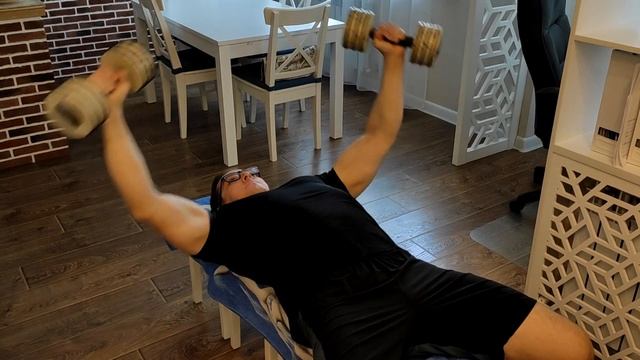Тренируемся дома. Разводка гантелей лёжа на табуретках смотреть онлайн