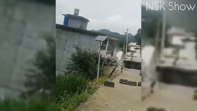 Пугающие Кадры Огромных Камнепадов и Мощных Прорывов Воды, Снятых на Камеру смотреть онлайн