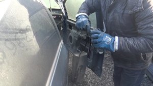 Volkswagen Sharan 2002 год Как снять наружную  ручку и замок с правой передней двери ?