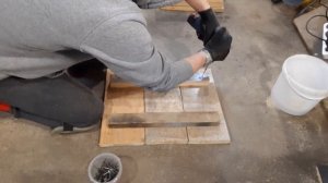 Домик для бездомных кошек построенный из материалов, которые валялись в гараже.