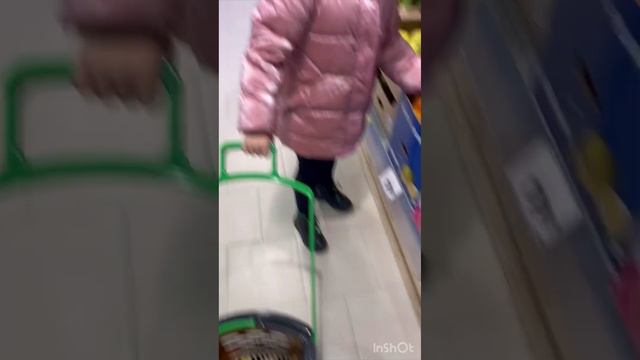 Челлендж! Сможем ли мы купить продукты по цветам 🍭🌈 как думаете, мы справились?