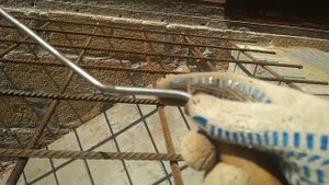 САМОДЕЛЬНЫЙ КРЮЧОК ДЛЯ ВЯЗКИ АРМАТУРЫ СВОИМИ РУКАМИ. КРЫЛЬЦО. ПОДВАЛ. ОПАЛУБКА. СТУПЕНЬКИ. В ДОМЕ.