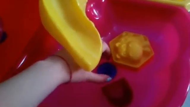 Обзор -Песочный стол Киндер Вей , без лейки. смотреть онлайн