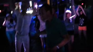 На теплоходе, музыка играет, на теплоходе весело поют!