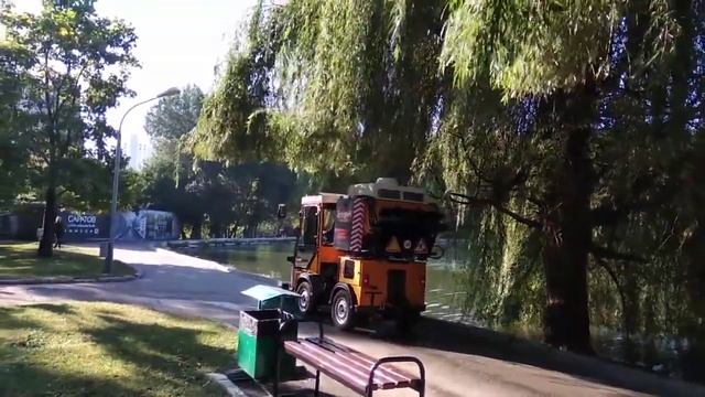 Уборка парковой территории - подметально уборочная машина Sweeper - коммунальная техника - КИИТ