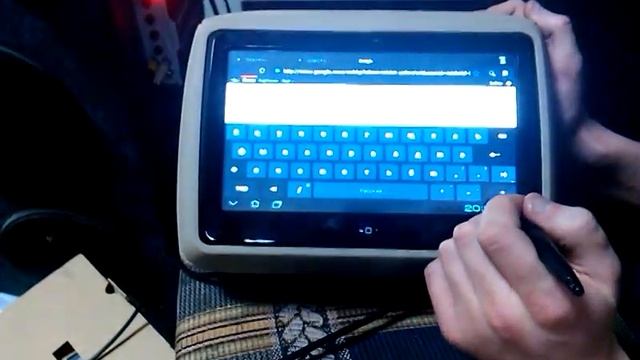 Подголовники в автомобиль под управлением Android