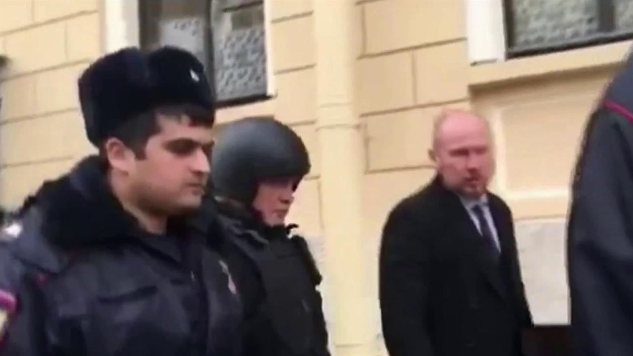 Убийцу Анастасии Ещенко привезли на набережную Мойки для проведения следственного эксперимента