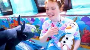 Бассейн Русалки замёрз? - Видео с игрушками для детей - Олаф и Беззубик в поисках сокровищ!