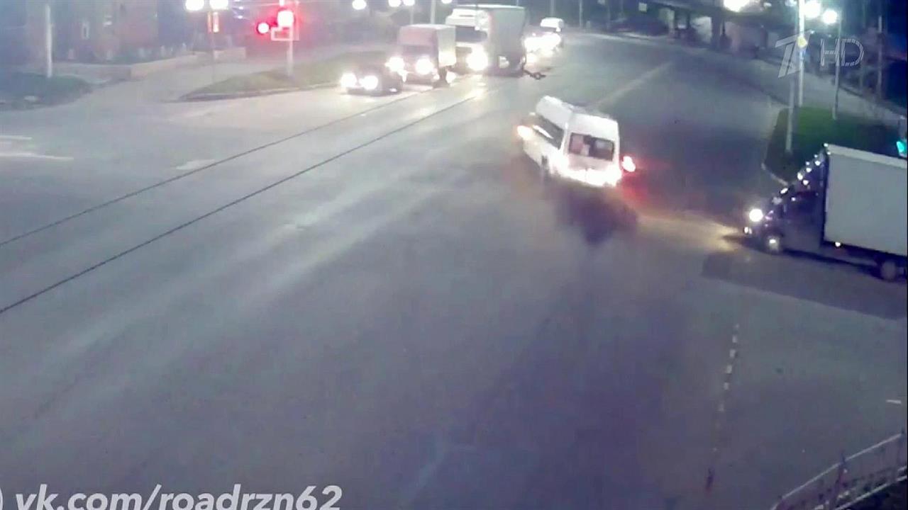 В Рязани произошло ДТП с участием маршрутки, которое попало в объектив камеры видеонаблюдения