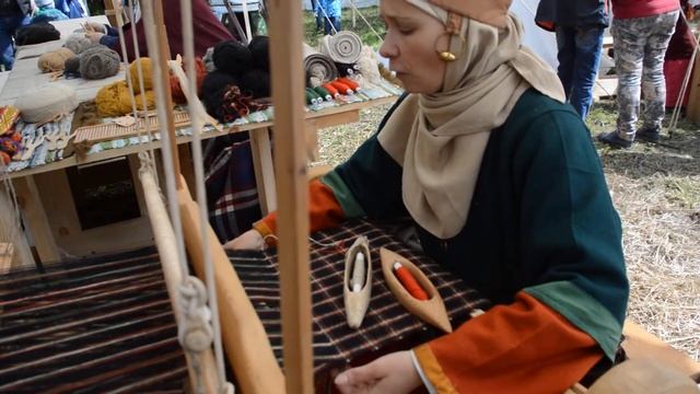 Как работают на старинном ткацком станке смотреть онлайн