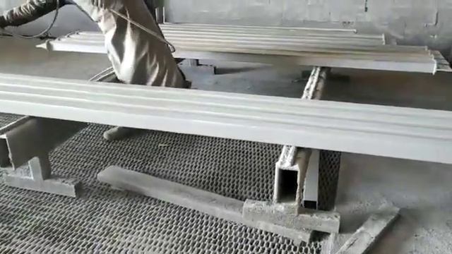 Нанесение грунта ГФ-021 (серого цвета) быстросохнущий на заводе металлоконструкций.
