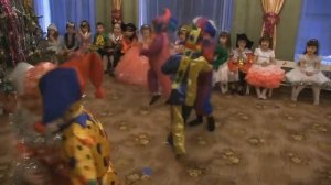 Новогодний утренник в детском саду Танец "Скоморохов"