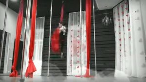 Юля Тарадуда, тренер Royal Pole Dance, придумывает срыв