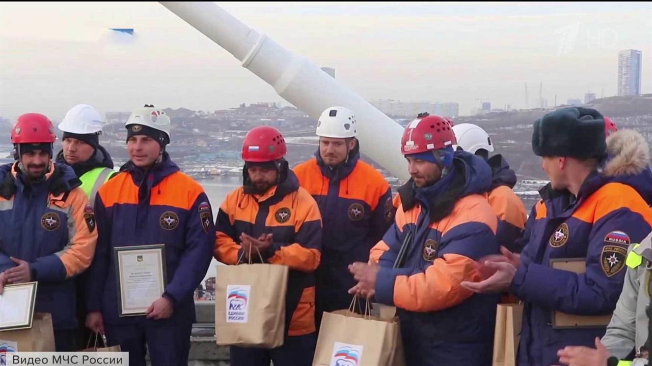 Во Владивостоке наградили промышленных альпинистов...а конструкции вантового моста на остров Русский