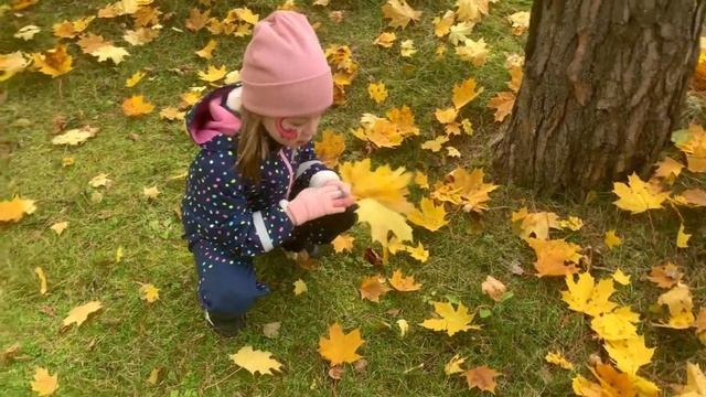 Hi Emilia играет и показывает детскую площадку во дворе