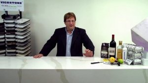 Кварцевый агломерат Vicostone в сравнении с мрамором (контакт с кислотой)