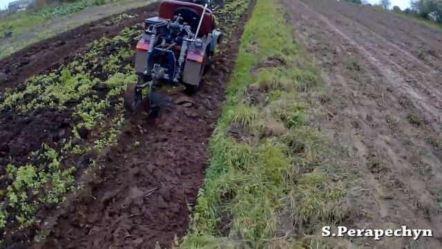 Стильный минитрактор из мотоблока МТЗ: пашем землю на зиму смотреть онлайн