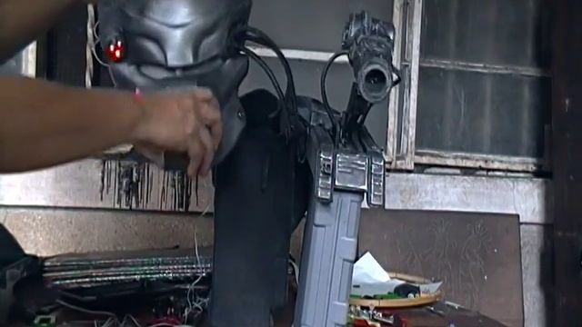 Predator Helmet and Canon (animatronic) смотреть онлайн