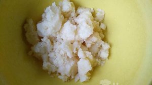 Чесночные котлеты из картофельного пюре с зеленью на сковороде