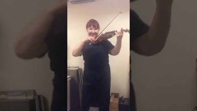 Моя бабушка не только хорошо готовит но она ещё на скрипке играет