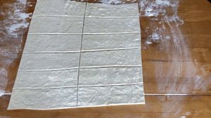 Эта ЗАКУСКА не только к пиву, но и к бокалу сухого подойдёт! Палочки из слоёного теста с беконом