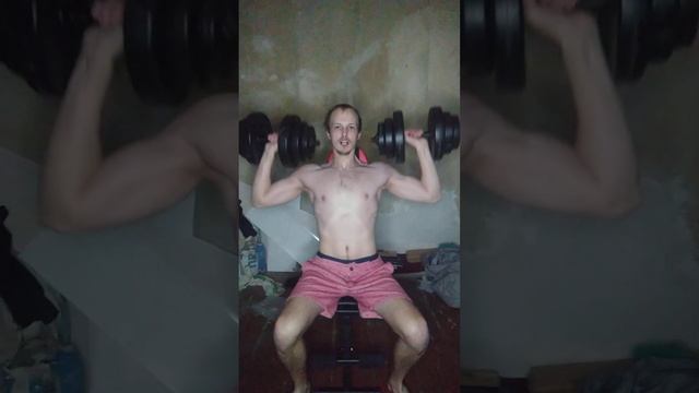 как правильно качать плечи сидя подъемы на плечи с гантелями по 18кг третий подход #workout #fitnes