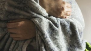 ХОЛОДОВАЯ КРАПИВНИЦА. ПОКРАСНЕНИЕ КОЖИ. ЗУД КОЖИ. ХОЛОДНЫЕ РУКИ. МЁРЗНУТ РУКИ. ВОЛДЫРИ НА РУКАХ.