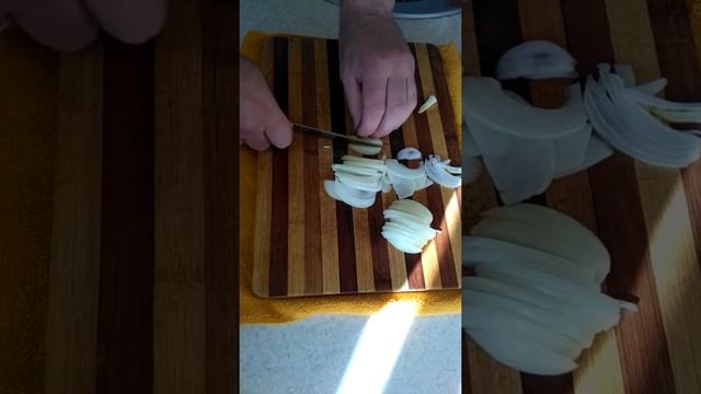 Нарезка лука ФИНКОЙ (нож в финском столе) работы Сергея Михайловского. смотреть онлайн