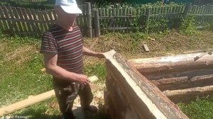 Как выпилить паз в бревне | рубка сруба пилой