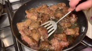 ЖАРЕНАЯ ГОВЯЖЬЯ ПЕЧЕНЬ ПОД ВКУСНОЙ ЛУКОВОЙ ШУБКОЙ. ROASTED BEEF LIVER UNDER TASTY ONION SKIN.