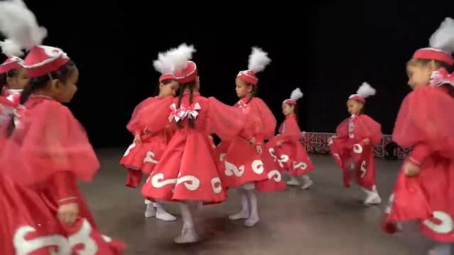 "Шабыт" өнер студиясы - Қазақ биі "Құрбылар" смотреть онлайн