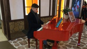 Музыкант сыграл на рояле в торговом центре