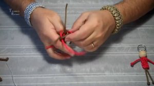 Брелок человечек из паракорда ( paracord ) с круглым туловищем.