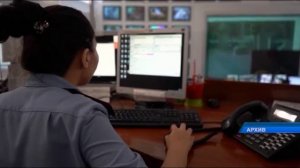 Хулиган запрыгнул на капот «Toyota Corolla» и ногой разбил лобовое стекло