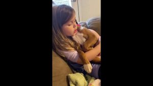 4 летняя девочка поет колыбельную СОБАКЕ