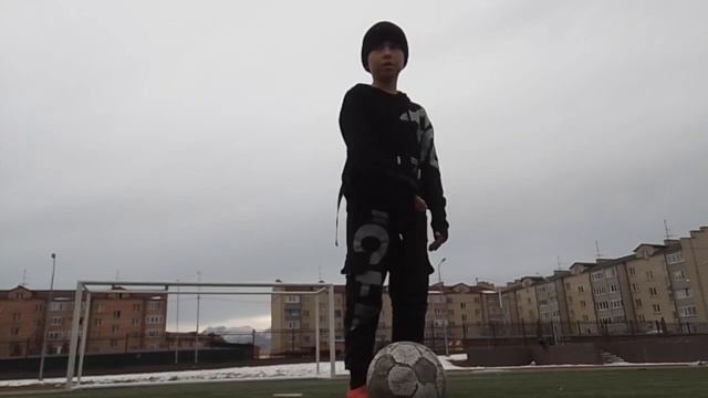 Я показал что можно поделать если ты один на футбольном поле смотреть онлайн