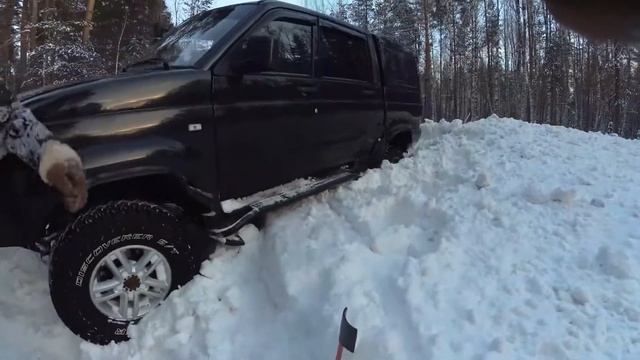 Застряли зимой в глубоком снегу на УАЗике, как выехать без лебёдки? смотреть онлайн