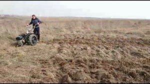 Как пахать мотоблоком из раздатки от Нивы.