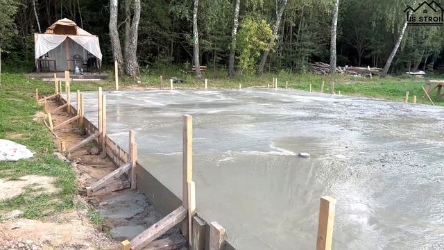 Монолитный фундамент для будущего каменного дома готов