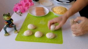 Пирожки с сосиской и с картошкой в сосисочнице.