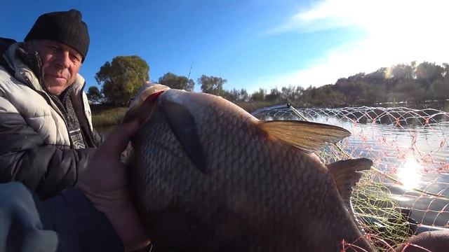 В ПОГОНЕ ЗА ЛЕЩЁМ ! РЫБАЛКА НА ОКЕ! Крупный ЛЕЩ! смотреть онлайн