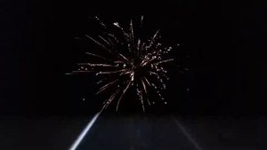 Китайский много залповый фейерверк.