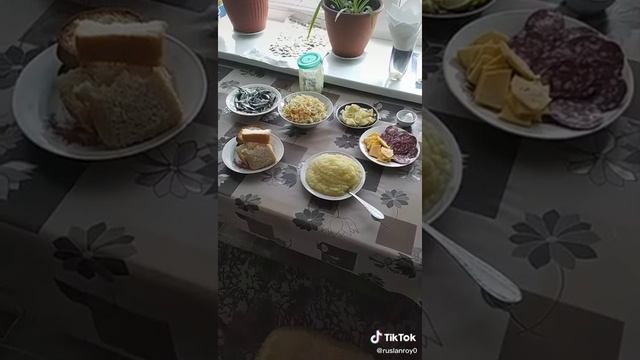 Кормить мужа ... это ОБЯЗАНОСТЬ жены смотреть онлайн