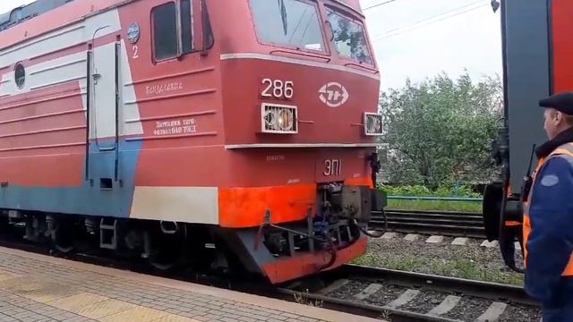Прицепка ЭП1-286 и отправление с поездом 15 "Арктика" Мурманск-Москва смотреть онлайн