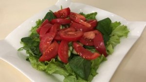 Spinach salad with tomatoes and feta cheese. Салат из шпината с помидорами и брынзой.