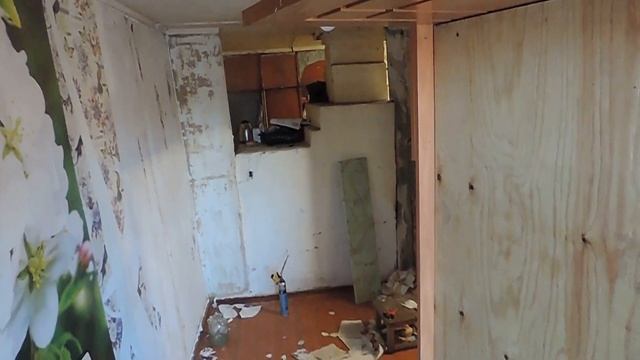 Про дом. Приехал электрик и хозяка дома. Ремонт продолжается. Потолки смотреть онлайн