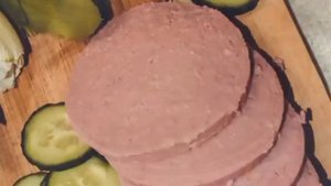 Полезные советы: сколько времени хранить вареную колбасу и как правильно это делать