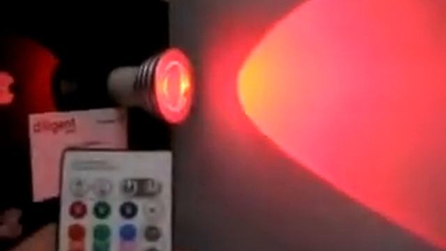 Светодиодная лампа с пультом ДУ и с разными цветами освещения смотреть онлайн