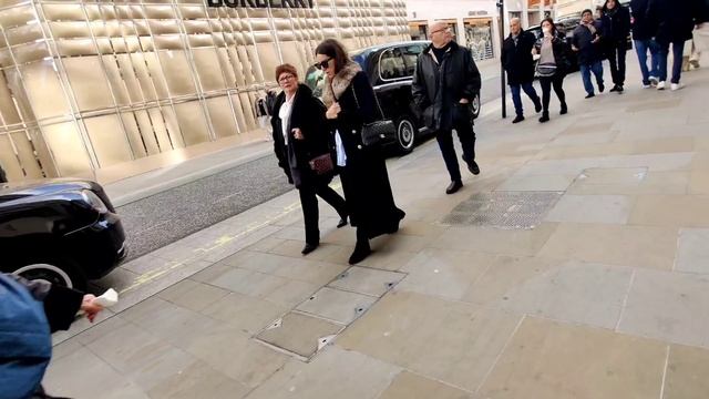 Стрит стайл . Как одеваются люди в Лондоне . Мода .